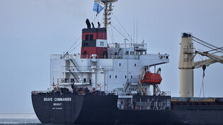 Der Massengutfrachter Brave Commander verlässt den Hafen Pivdennyi in der Nähe von Odessa. Nach Angaben des ukrainischen Ministeriums für Infrastruktur befördert das Schiff unter libanesischer Flagge 23 000 Tonnen ukrainischen Weizen. Foto: Nina…