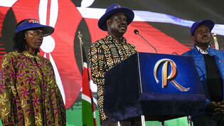Raila Odinga (M), ehemaliger Ministerpräsident von Kenia und Präsidentschaftskandidat, hält eine Ansprache an die Nation in seiner Wahlkampfzentrale. Im ostafrikanischen Kenia ist der bisherige Vizepräsident Ruto zum neuen Staatschef gewählt worden. Der…