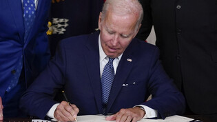 Joe Biden, Präsident der USA, unterzeichnet ein Gesetz der Demokraten zum Klimawandel und zur Gesundheitsversorgung im State Dining Room des Weißen Hauses. Foto: Susan Walsh/AP/dpa