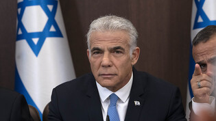 Jair Lapid (M), Ministerpräsident von Israel, bereitet sich auf eine Erklärung zu Beginn der wöchentlichen Kabinettssitzung in Jerusalem vor. Foto: Maya Alleruzzo/POOL AP/AP/dpa