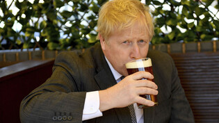 Britische Pubfans wie Premierminister Boris Johnson drohen auf dem Trockenen sitzenzubleiben. Denn die britischen Pubs könnten wegen hoher Stromrechnung den Betrieb einstellen müssen. (Archivbild)