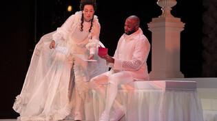 Joshua Stewart (rechts) singt am Theater St. Gallen die Titelrolle in der Oper "Der anonyme Liebhaber". Die Inszenierung beleuchtet den Konflikt, dass es im 18. Jahrhundert für eine Person of Color unmöglich war, eine weisse Europäerin zu heiraten.