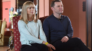 ARCHIV - Kate und Gerry McCann geben der BBC Journalistin Fiona Bruce ein Interview in Loughborough zum Verschwinden ihrer Tochter Madeleine. Foto: Joe Giddens/PA Wire/dpa/Archiv