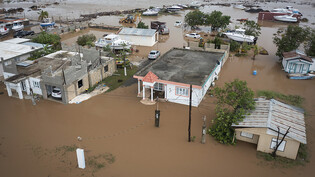 Überschwemmte Häuser am Strand von Salinas, nachdem Hurrikan «Fiona» durch das Gebiet gezogen ist. Foto: Alejandro Granadillo/AP/dpa