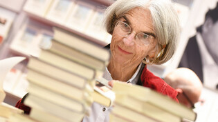 ARCHIV - Die US-amerikanische Schriftstellerin Donna Leon, aufgenommen auf der Buchmesse am Stand ihres Verlages Diogenes. Als erfolgreiche Krimi-Schriftstellerin wird man mit 80 Jahren ja gerne als «Grande Dame des Krimis» verehrt. Foto: picture…