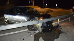 Wegen Alkoholeinfluss: Ein 24-jähriger Autofahrer verlor in Samedan die Kontrolle über sein Fahrzeug und prallte frontal in die rechtsseitige Leitplanke. Ihm wurde der Führerausweis entzogen.