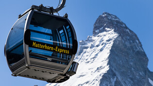 Die Gondelbahn "Matterhorn-Express" vor dem markanten Bergmassiv in Zermatt VS. (Archivbild)