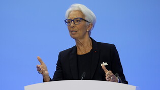 EZB-Chefin Christine Lagarde stellt angesichts der hartnäckig hohen Inflation weitere Zinsschritte in Aussicht. Mit Zinserhöhungen soll die Nachfrage gedämpft werden.(Archivbild)