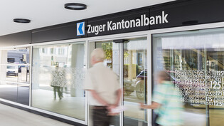 Bei der Zuger Kantonalbank erhalten die Kunden auf ihr Erspartes demnächst wieder einen Zins. (Symbolbild)