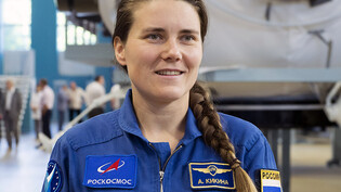Die russische Kosmonautin Anna Kikina wartet mit den Kollegen auf den Flug zur Internationalen Raumstation ISS. Der Hurrikan "Ian" hat den Fahrplan durcheinander gewirbelt. (Archivbild)