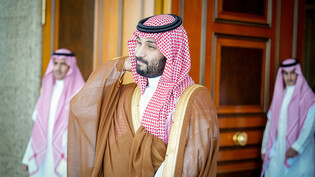 Der Kronprinz des Königreichs Saudi-Arabien Mohammed bin Salman al-Saud erwartet vor dem Al-Salam-Palast den deutschen Bundeskanzler. Foto: Kay Nietfeld/dpa