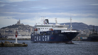 Ein Frachtschiff für die Ukraine verlässt den Hafen von Marseille. Foto: Daniel Cole/AP/dpa