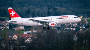 Die neue Informatikkomponente hilft beim leisen und CO2-armen Landeanflug: Swiss-Passagierjet beim Landen auf der Piste 14 am Flughafen Zürich.