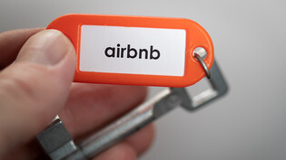 Unterkunftsplattformen wie Airbnb oder auch Booking.com müssen in der EU den Behören künftig mehr Informationen weitergeben. (Symbolbild)