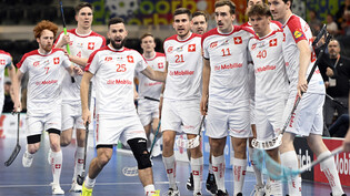 Hauptsache gewonnen: Das Schweizer Nationalteam freut sich über den Viertelfinalsieg gegen Lettland.