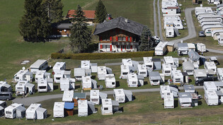 Die Zahl der Übernachtungen auf Campingplätzen stagnierte im dritten Quartal. Im Bild: Wohnwagen auf einem Campingplatz in Grindelwald. (Archivbild)