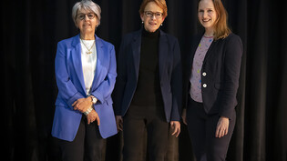 Drei Frauen kandidieren für die Nachfolge von Bundesrätin Simonetta Sommaruga: Elisabeth Baume-Schneider (links), Eva Herzog (in der Mitte) und Evi Allemann (rechts)