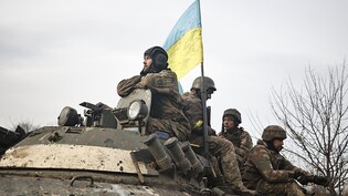 Ukrainische Soldaten beziehen Stellung an der Frontlinie. Foto: Roman Chop/AP/dpa