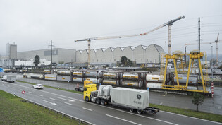 Auf Areal von General Electric (GE) Gas Power in der Aargauer Gemeinde Birr wird ein temporäres Reservekraftwerk errichtet. Die acht Gasturbinen-Generatoren sollen im Notfall die Stromversorgung der Schweiz sicherstellen.