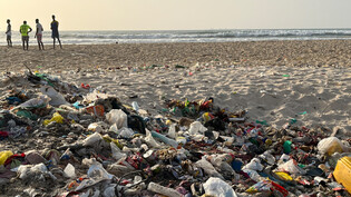 ARCHIV - AAngespülter Plastikmüll liegt am Meeresstrand der Küstenstadt St. Louis im Senegal. Foto: Lucia Weiß/dpa