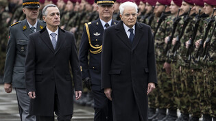Italiens Präsident Sergio Mattarella (rechts) wurde mit militärischen Ehren in Bern empfangen. Bundespräsident Ignazio Cassis und der Gesamtbundesrat waren beim Empfang dabei.
