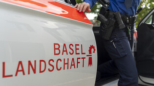 Eine Polizistin der Kantonspolizei Basel-Landschaft steigt aus einem Polizeiauto. (Symbolbild)