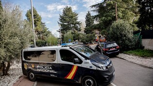 Ein Polizeiwagen und Feuerwehrfahrzeuge stehen vor der ukrainischen Botschaft in Madrid. Foto: Carlos Luján/EUROPA PRESS/dpa