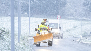 Schneeräumung im Kanton Zürich: Im Flachland sorgte die weisse Pracht mancherorts für Probleme auf den Strassen.