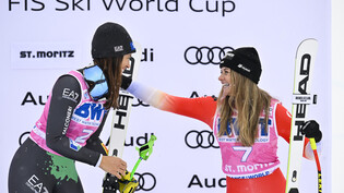 Erst- und Drittplatzierte: Weil Sofia Goggia auf dem Siegerpodest fehlt, feiern Siegerin Elena Curtoni (links) und Corinne Suter nur zu zweit.