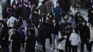 Menschen in einem Pekinger Einkaufszentrum. Ende Dezember hat China 1,411 Milliarden Einwohner gehabt und damit rund 850.000 weniger als ein Jahr zuvor. Foto: Ng Han Guan/AP/dpa