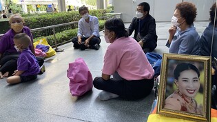 Vor dem King Chulalongkorn Memorial Hospital in Bangkok warten Menschen auf Neuigkeiten zum Zustand von Prinzessin Bajrakitiyabha. Foto: Carola Frentzen/dpa