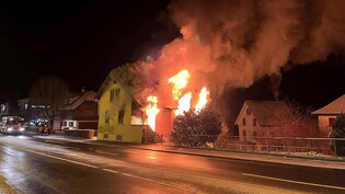 In Villmergen AG brannte ein Einfamilienhaus lichterloh.