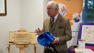 König Charles III. spricht während des Besuchs eines Gemeindezentrums. Foto: Andrew Milligan/PA Wire/dpa