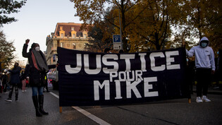 Eine Kundgebung gegen Polizeigewalt im Oktober 2020 in Lausanne forderte Gerechtigkeit für Mike. (Archivbild)