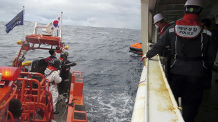 HANDOUT - Auf diesem Bild der koreanischen Küstenwache führen Mitglieder der südkoreanischen Küstenwache eine Suchaktion in den Gewässern zwischen Südkorea und Japan durch. Foto: -/The Korea Coast Guard/dpa - ACHTUNG: Nur zur redaktionellen Verwendung…
