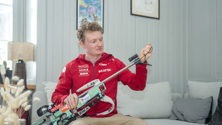 Gewehr putzen auf dem Sofa: Sebastian Stalder sagt, der Biathlonsport sei auch im Alltag stets präsent. 
