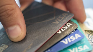 Der Kreditkarten-Riese Visa verdient trotz hoher Inflation und Rezessionssorgen weiter glänzend. Im ersten Geschäftsquartal (bis Ende Dezember) legten die Erlöse im Jahresvergleich um zwölf Prozent auf 7,9 Milliarden Dollar zu. (Archivbild)