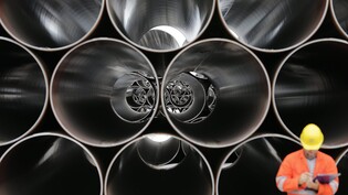 Der Energiekonzern Axpo verkauft seine 5-Prozent-Beteiligung an der Erdgaspipeline Trans Adriatic Pipeline (TAP) für 210 Millionen Franken. Im Bild ein Arbeiter beim Bau der Pipeline in Albanien im September 2016. (Archivbild)
