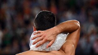 Novak Djokovic kühlt seinen Nacken - der Serbe steht einen Sieg vor seinem nächsten Meilenstein