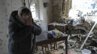 Halina Panasian steht nach einem russischen Raketenangriff in ihrem zerstörten Haus in Hlewacha. Foto: Roman Hrytsyna/AP/dpa