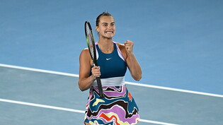 Erster Grand-Slam-Final, erster Titel: Aryna Sabalenka gewinnt in drei hart umkämpften Sätzen gegen Jelena Rybakina