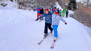 Fahren auf einem Ski ist mit gegenseitiger Hilfe durchaus möglich.