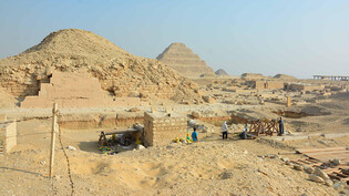 Das Ausgrabungsgelände im ägyptischen Sakkara mit Blick auf die Unas-Pyramide.