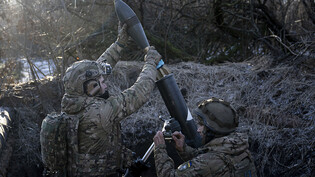 Ukrainische Soldaten bereiten sich darauf vor, einen 120-mm-Mörser abzufeuern. Ukrainische Soldatinnen und Soldaten sollen künftig in EU-Staaten ausgebildet werden. Foto: Evgeniy Maloletka/AP/dpa
