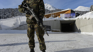 Ein Armeesoldat patrouilliert am WEF vor dem Davoser Kongresszentrum. Möglicherweise wurde beim diesjährigen Einsatz innerhalb der Armee ein Sexualdelikt begannen. (Archivbild)