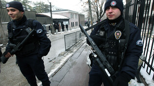 Türkische Polizisten bewachen eine ausländische Botschaft in Ankara. (Archivbild)