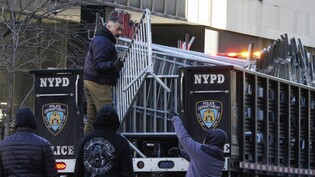 New Yorker Polizeibeamte (NYPD) verlegen in der Nähe des Gerichtsgebäudes Barrikaden. Foto: Eduardo Munoz Alvarez/AP/dpa