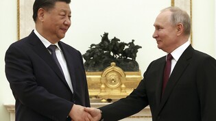 Chinas Staats- und Parteichef Xi Jinping (l) und Russlands Präsident Wladimir Putin in Moskau. Foto: Sergei Karpukhin/Pool Sputnik Kremlin via AP/dpa