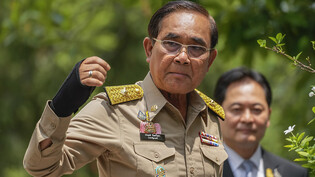 Prayuth Chan-o-cha, Premierminister von Thailand, spricht mit Journalisten im Regierungsgebäude. Thailand wählt am 14. Mai ein neues Parlament. Diesen Termin gab die Wahlkommission des südostasiatischen Landes am Dienstag bekannt. Foto: Sakchai Lalit/AP