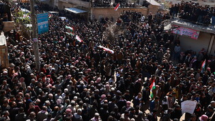 dpatopbilder - Syrische Kurden protestieren nach dem Mord an jungen Kurden. Von der Türkei unterstützte Milizen haben im Norden Syriens bei Feiern zum Neujahrsfest Newroz vier Angehörige einer kurdischen Familie erschossen. Foto: Anas Alkharboutli/dpa